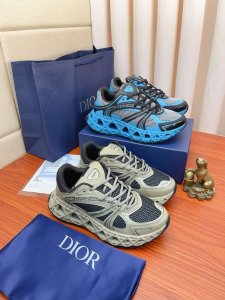 实价： Dior* Kawa迪奥联名2025新款休闲运动鞋，以 Dior 的高订风格重新演绎跑步鞋。B35运用了质感细腻的皮革和网眼布面材质拼接而成，四季可穿，
