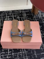 代购级 miu Miu 25Ss 最新夏季 平底 牛仔布 拖鞋 今年夏天为你们多准备几双必备拖鞋 老顾客都反应对这款需求很大 专门订制的一批为Miumiu后续新