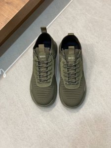实价 Boss 运动风套袜运动鞋 立体针织鞋面搭配轻盈 Eva 鞋底，最外侧采用橡胶材质。这款运动鞋饰有弹力织带装饰，鞋舌，侧面镶板和后饰片上饰有精致品牌标志。