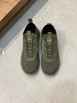 实价 Boss 运动风套袜运动鞋 立体针织鞋面搭配轻盈 Eva 鞋底，最外侧采用橡胶材质。这款运动鞋饰有弹力织带装饰，鞋舌，侧面镶板和后饰片上饰有精致品牌标志。
