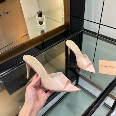 gianvito rossi 2025新款拖鞋原版开发顶级版本代购品质这双尖头高跟漆皮树叶装饰女凉鞋，宛如夏日里的一首优美诗篇。尖头设计优雅迷人，凸显脚部线条的