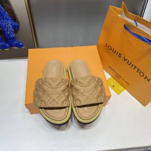 Louis Vuitton 路易威登 LV魔术贴拖鞋 凉拖 情侣款 浮雕logo 压花 柔软加垫鞋面搭配可调节魔术贴 舒适韧性鞋垫再添和谐色彩 码数：3