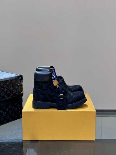 L*x Timberland 添柏岚 联名款 老花 大黄靴 及踝靴 短靴，L*x Timberland 及踝靴取材 Monogram 压纹防水正绒面牛皮革，依托