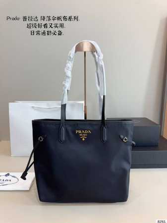 普拉达prada 购物袋 轻松演绎复古时髦 包型挺阔，简约而不简单不需要过多的装饰，日常搭配西装和T恤，就能将高级感体现的淋漓尽致！尺寸：31*13*29Cm - 点击图像关闭