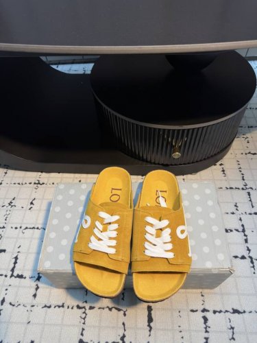 loewe X Birkenstock 罗意威X勃肯鞋 博肯全鞋 皮革绒面双扣时尚休闲平底鞋 牛皮绒面革质地柔软搭配可调节鞋扣提升穿着舒适度 人体工学设计分散脚