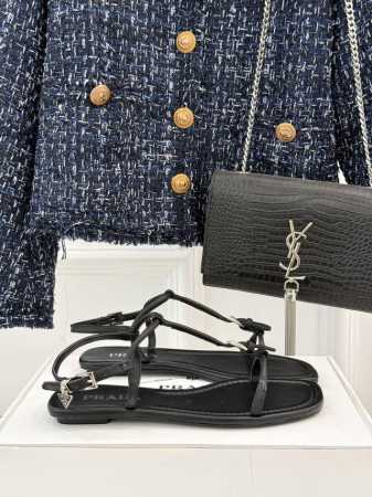 厂价 Prada 普拉达25Wf春夏新品 一字带平底凉鞋 简约即时髦 松弛的高级感 感受夏日感高级穿搭~ 面料采用原版定制皮料 内里垫脚均为混种羊皮 意大利进口 - 点击图像关闭