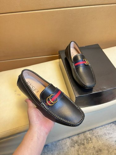 古奇 香港原单品质豆豆鞋。精湛工艺 高端精品男士休闲款 懒人套脚乐福款 此款面料采用进口顶级意大利原版亮皮羊里 里更为高档 原版防滑耐磨橡胶大底驾车唯一选择皮鞋