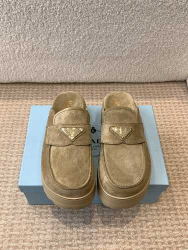 P350Prada 25Ss 春夏爆款松糕包头拖 勃肯拖系列 在这个In时代必备的拖鞋 摇摇防滑厚底 夏季新款黑马单品,海内外时尚博主纷纷上脚大秀 火遍海内外社