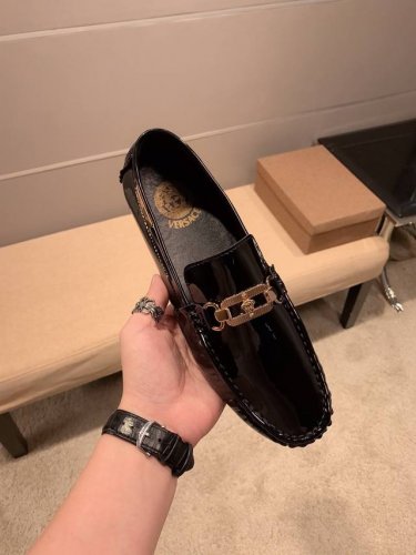 实价 Versace 瓦莎琪正品 高版本 懒人套脚 潮鞋休闲 男士专柜发售 鞋面瓦莎琪标志尽显高端 潮流 意大利进口原版品牌精选头层柔软牛漆皮 羊皮内里 拒绝脱