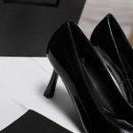 顶级原版1:1 Ysl 圣罗兰 Ss新品 金属头优雅大气高跟凉鞋 全新春夏系列后带方扣高跟凉鞋 ！ 尖头高跟拖鞋淡淡的夏日里怎么少得了一双仙女鞋 各种小裙子搭配