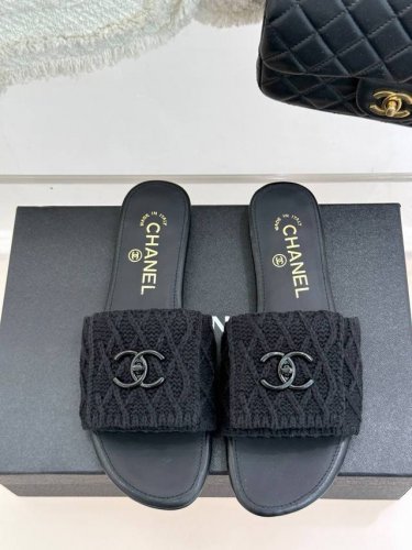 橙子出厂价p chanel 香奈儿春夏新款 经典书包扣翻盖毛织拖鞋 经典永不过时 翻盖式书包锁扣设计风格 显瘦百搭 穿不腻的拖鞋 脚感非常舒适 凸显优雅的爆品