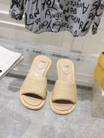顶级版本fendi 芬迪走秀主推系列，新品上线，芬具桌脚设计灵感改创于今年秀场的主推系列鞋履 当季新品拖鞋，众所周知，鞋子永远设计为高级感满满的，高端大气上档次