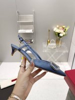 Valentino.华伦天奴Vlogo系列鞋专柜最新水钻扣系列 最高版本 细节完美 更加精致耐看 按正品1：1复制 上脚非常修脚型 重点是很好非常好驾驭 不磨脚