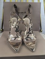 厂批 吉安维托 罗西 Gianvito Rossi 最新蔓藤月桂叶跟鞋 10.5 8.5 5.5Cm 露趾凉鞋搭配细高跟，性感而精致。 吉安维托 罗西 Gian