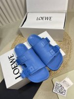 女 男 p Loewe Ss24 New Arrival l家24春夏水台拖鞋 鞋底造型很别致呀 舒适度漏眼可见 小牛皮鞋面 包裹水台的也是同种牛皮 非常舒适养