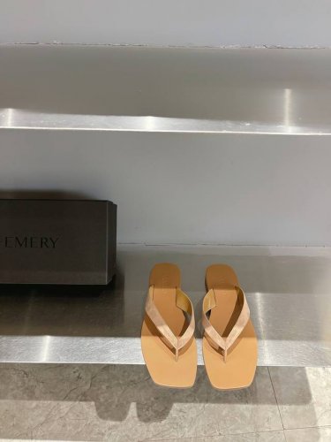 新晋小众澳洲品牌A.Emery今年春夏最流行必备的单品 流畅的线条和极简的几何轮廓具有超越季节的美感 进口牛皮面料 羊京垫脚 私模对版原版大底 码数:35-39
