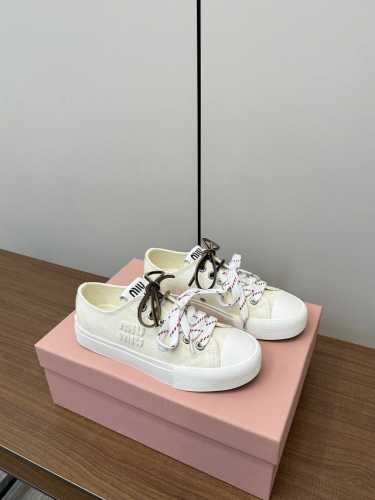 顶级版本 Miumiu｜ 缪缪2025新品刺绣帆布鞋 单鞋 顶级原版面料质感满满，搭配经典字母刺绣，刺绣Logog立体饱满，瞬间点亮整体造型，辨识度Up！Ip超