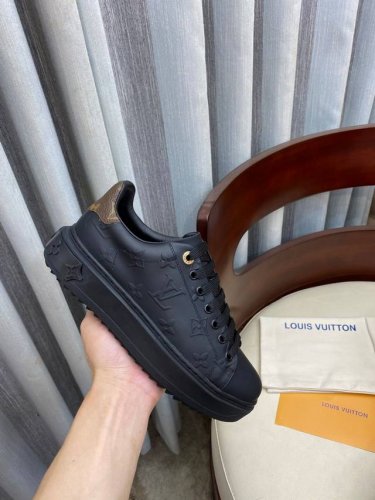 重返美好年代 Louis Vuiton 路易威登20Ss最新款运动鞋，穿上这双鞋，去哪都是马尔代夫，此款时尚新潮高丝波压纹工艺印花，超美品质，专柜经典款。 Lv