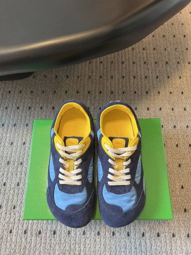 刘雯同款Bottega Veneta火爆新款运动鞋休闲鞋徳训鞋 Bv 90年代复古风格为灵感，鞋面选用麂皮+防水布面料，呼应品牌标志性Intrecciato编织