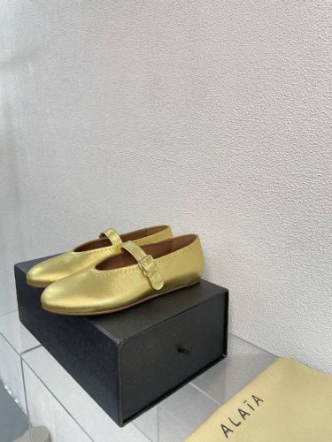 Alaia 来自巴黎 水钻芭蕾 一见倾心 皮面款 一双完美取代小白鞋的新型时尚芭蕾鞋， 配上不同款式，不同风格都能轻松驾驭，无论牛仔裤，西装裤，还是百褶裙，都能