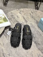 prada普拉达25春夏新款锯齿罗马编织厚底橡胶凉拖 复古时髦前卫的轮齿55Mm 厚底鞋底搭配橡胶鞋面，让整双鞋轻便舒适 鲜艳色彩 满足不同风格时髦人士的多种选