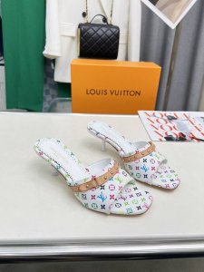 橙子出厂价p louis Vuitton 路易威登 春夏新款 Lv丹宁牛仔布小猫跟拖鞋 高跟拖 露趾细跟凉拖 夏季女神们的夏季必备款 原版复刻 脚感超舒适 尽显