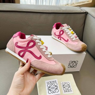 出厂价Pp： 扣子款 2025罗意威Ballet Runner 2.0爆款休闲鞋来袭，拼色小清新设计，适合更种各类百搭服饰，給人耳目一新的感觉。进口头层牛皮注塑