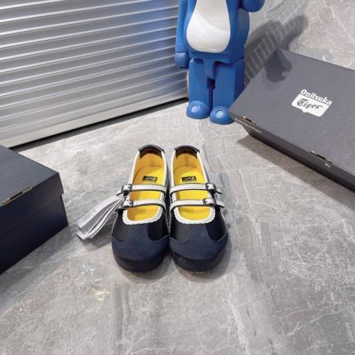 出厂 Onitsuka Tiger鬼塚虎 鬼冢虎Mexico 66 Tgrs 平跟 玛丽珍鞋款演绎芭蕾风潮 整鞋采用银色金属光泽材质镜面效果，配合渐变奶油色皮革