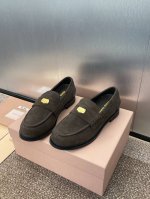 工厂价 MiuMiu 2025春夏新款厚底标志性徽章拼色女单鞋 缪缪明星同款字母logo五金扣一脚蹬皮带扣圆头复古乐福鞋 市面顶级高端版本材质:鞋面进口开边珠牛