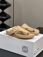 女 男 p Loewe Ss24 New Arrival l家24春夏水台拖鞋 鞋底造型很别致呀 舒适度漏眼可见 小牛皮鞋面 包裹水台的也是同种牛皮 非常舒适养