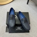 出厂价P 羊里 D&G杜嘉班纳新款休闲驾车豆豆鞋 ，最新爆款，顶端品牌奢侈～代购，顶级～质量 。 鞋面選用进口原版牛皮 全进口羊皮.内里 精细做工。原版个性时尚
