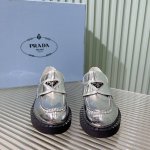 PRADA 普拉达三角牌复古乐福鞋 这款鞋面搭配三角牌金属扣，中和了整个鞋子的气质，完全不会特别正式或者老气，有点俏皮感觉但完全不会甜腻 质感非常的好 鞋面：进