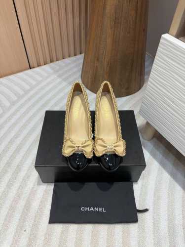单鞋 - 24Ss新款chane*小香链条蝴蝶结单鞋平底 粗跟 一款充满香家气息的神鞋，今年爆火的蝴蝶结装饰搭配经典穿皮链条元素，高级的淑女气质 鞋子千千万，对