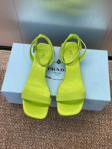 工厂p价p prada 2025 春夏走秀新款低跟脚环绑带女鞋 普拉达明星同款果冻色方头露趾异形跟凉鞋 材质:进口真丝面料+水染羊皮内里+意大利真皮大底 跟高:
