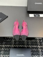 chane+L 经典Slingback 小香后空凉鞋 就像Coco香奈儿女士说的：流行稍纵即逝，但风格永存！这双后空鞋就是香家经典中的经典！双色搭配，简约精致，