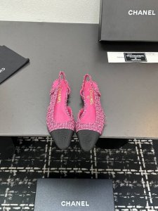 chane+L 经典Slingback 小香后空凉鞋 就像Coco香奈儿女士说的：流行稍纵即逝，但风格永存！这双后空鞋就是香家经典中的经典！双色搭配，简约精致，