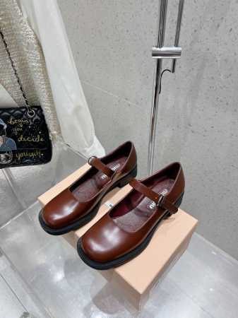 Miumiu缪缪 秋冬新款英伦风 玛丽珍 乐福鞋 Miumiu秀场 复古风独一无二的来自Miu Miu系列的细节特写 新季的潮流要素一 适当 面料：进口原版进口 - 点击图像关闭