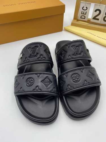 元 Louis .Vuitton 路易 威登 作为时尚界的活跃一族 Lv以大胆创新为本色 为中国时尚潮男打造出这款休闲商务风格面料采用进口高档牛皮 干净利落 时