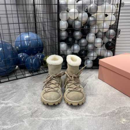 出厂 miumiu缪缪毛拖鞋2024秋冬新款棉鞋毛毛靴来自Miu Miu系列的细节特写 新季的潮流要素 与此刻挚爱的概念，多元对撞，传达现代风格~ 怎么穿都好看 - 点击图像关闭