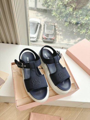 出厂 顶级版本 缪缪25S新品松糕底凉鞋Miu Miu 缪缪大秀上爆出的全球各大代购官网火爆上市.简单很随意不羁又能体现单宁美感，整双鞋子设计简约时尚，上脚非常