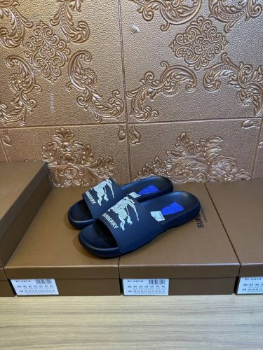 高品质 Burberry 巴宝莉拖鞋新款上市完美做工 完美造型顶级品质防滑耐磨的高端橡胶大底百搭舒服鞋 标准尺码 39-46 4款色可选