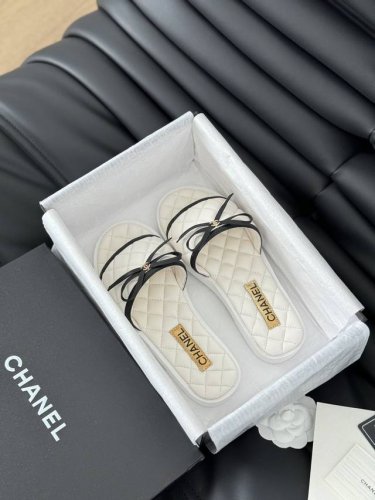 chanel 新款蝴蝶纽扣拖鞋！ 这一季的蜜儿拖上脚太好看了 上脚巨显细长 灰常滴高级！ 鞋面小羊皮 内里羊皮 Size:35-40