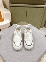 低帮 高帮 * 系列 减龄百搭&高低帮运动鞋！ 本款LV Squad 运动鞋以 Monogram 牛仔布展露夏日清新。加厚凸纹橡胶外底不失轻盈，双鞋带、漆光孔眼