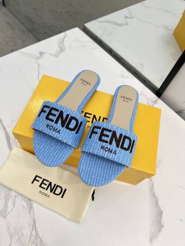 最新夏季爆款fendi芬迪凉鞋，专柜原装正版，面料：内里头层羊皮，橡胶底 真皮底 ，35 44码欢迎下单，