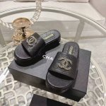 chanel香奈儿2025小香C家厚底凉拖系列 官网同步，经典高雅 ，随意穿搭 原版Logo标～选用进口羊皮和C家定制面料，多种颜色供女神选择！ 码数：36～4