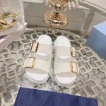 工厂价： 情侣款prada最新款，耐磨防滑橡胶大底，面料，牛皮。内里，牛皮。5色可选。女款码数，35至40，男款码数，38至45，