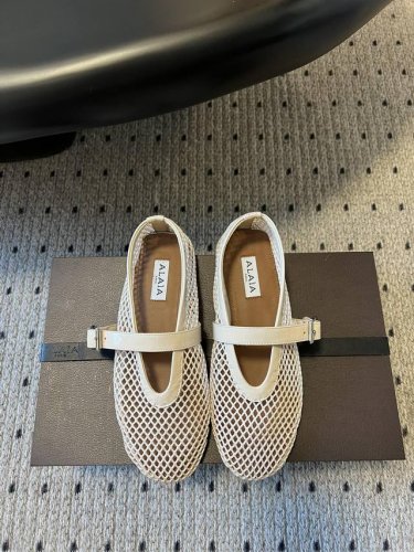 独家新品 Alaia 25 走秀款平底网面芭蕾舞鞋 兜兜转转还得是Alaia 极致的舒适和百搭 交叉带的设计有种芭蕾舞的感觉 章小蕙同款 甜酷芭蕾风 人气超高的