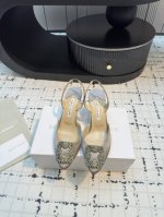 MANOLO BLAHNlK 经典款凉鞋 MB一直是每个女生梦寐以求的美鞋 欲望都市中Mr Big拿着它向Carrie求婚 这么多年过去了 女人们依旧爱着MB。