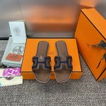 工厂价平底 高跟 爱马仕 Hermes 春夏经典款 Oasis 粗跟拼色工字拖女鞋 圆头露趾凉拖鞋 材质：进口小牛皮+水染羊皮水里+意大利真皮大底 跟高：平底