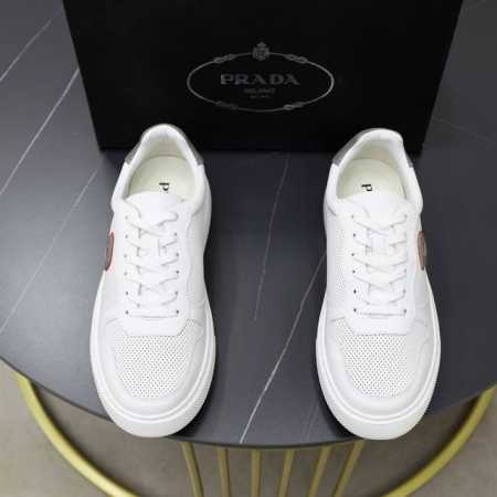 Prada 普拉* -高端品质 原单 -鞋面：进口纳帕小牛皮、打孔小牛皮、鞋身车缝品牌图腾、鞋舌空压品牌logo -内里：水染牛皮 -大底：超轻tpu 发泡；成 - 点击图像关闭